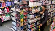 Snimak krađe u prodavnici kućne hemije u Novom Sadu: Osvrnula se oko sebe pa sakrila dva proizvoda pod jaknu