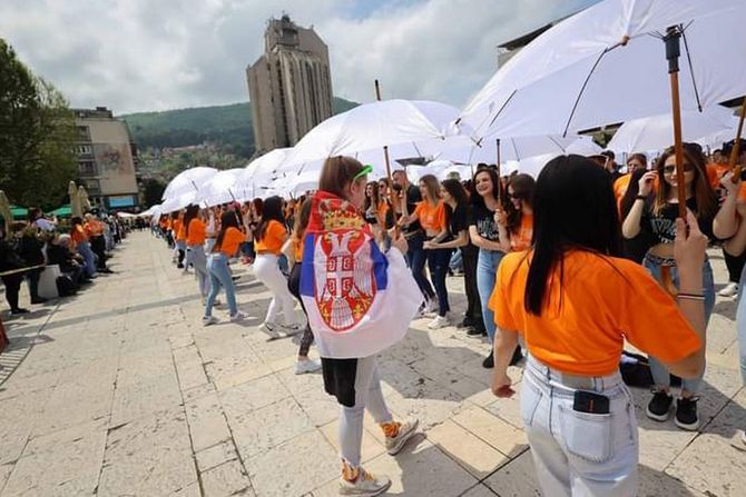 Maturanti srednjih škola u Užicu, na manifestaciji "Ples sa Evropom"