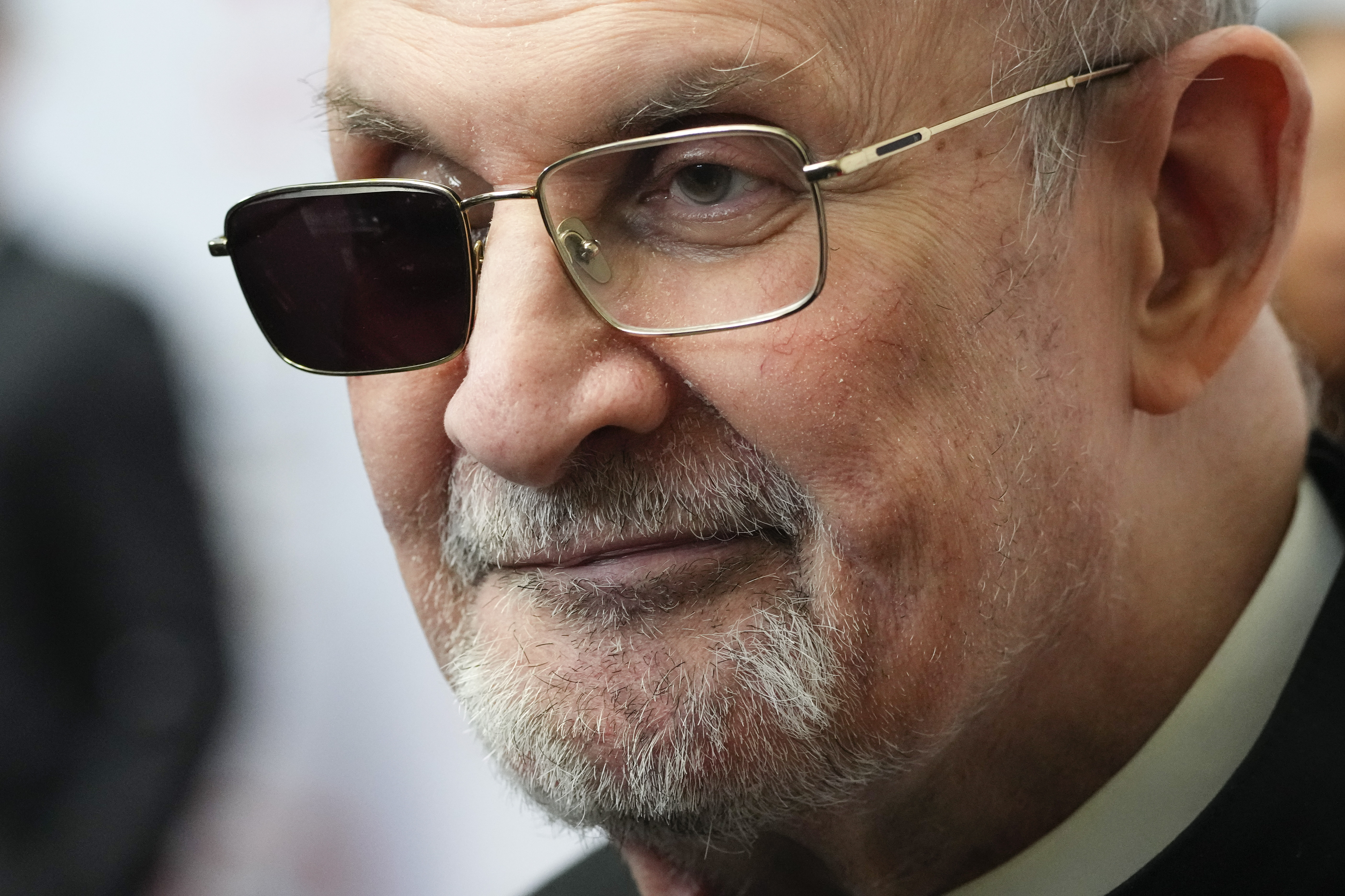 "Nož je došao na milimetar od mog mozga": Salman Ruždi otkrio poresne detalje napada
