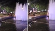 Ovaj snimak iz centra Beograda pravi je doček letu: Momci skinuli majice pa skočili u fontanu