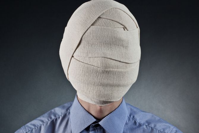 Čovek zavoj na glavi glava plastična operacija promena izgleda Čovek zavoj na glavi glava plastična operacija promena izgleda