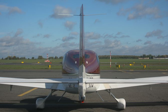 Poljska aerodrom  Ławica Airport, Light Aircraft Cirrus SR-20