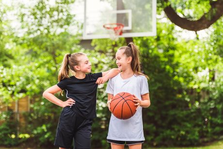 Deca devojčice sport košarka priroda