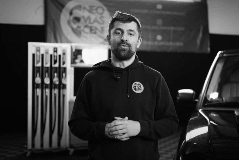 Sahranjen Mirko Rašić uz zvuke motora - Telegraf.rs