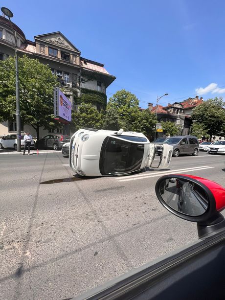 Kneza MIloša, Saobraćajka, prevrnuti automobil,