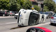 Nezgoda u Beogradu: Prevrnuo se automobil