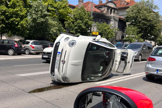 Kneza MIloša, Saobraćajka, prevrnuti automobil,