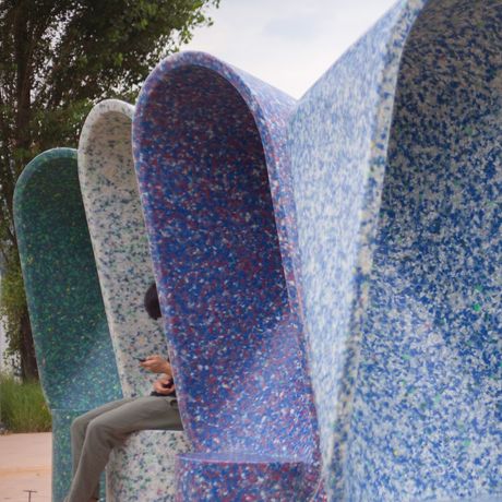 Stolica koja pojačava umirujuće zvukove prirode, reciklirana plastika