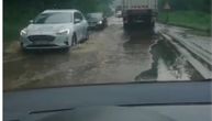 Ogroman zastoj saobraćaja ka Ovčar Banji: Majstori izvode radove na putu, a ogromna kiša "napravila reku"