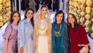 Kraljica Ranija pokazala snajku: Obe zasijale u magičnim odevnim kombinacijama