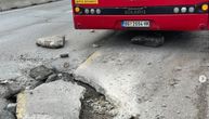 Saobraćajna nezgoda na Zrenjaninskom putu: Autobus upao u rupu, dve putnice povređene?