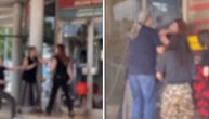 Strašan snimak nasilja u Beogradu širi se društvenim mrežama: Žena poliva učenicu vodom, potom je davi