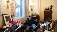 Osuđen demonstrant koji je bio simbol upada u Kapitol: Njegova slika sa nogama na stolu obišla je svet