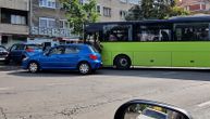 Autobus se preprečio i blokirao saobraćaj: Manji udes izazvao kolaps na Bulevaru despota Stefana