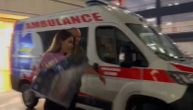 Prvi snimak povređene Slobine žene: Iz Urgentnog izašla sa nogom u zavoju, evo ko je bio s njom
