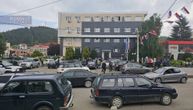 Sirene, suzavac i rafali na KiM: Kosovska policija opkolila opštine u Leposaviću, Zubinom Potoku, Zvečanu