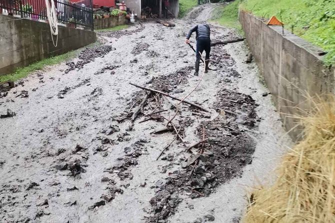 Lučani, Dljin uništen put do Milosavljevića , poplave padavine nevreme