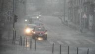 Gužve u Beogradu ovog jutra: Palo veliko drvo na Zvezdari, automobili mile zbog kiše koja od juče pada