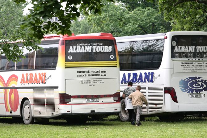 Okupljanje pred skup pod nazivom "Srbija nade" , autobusi