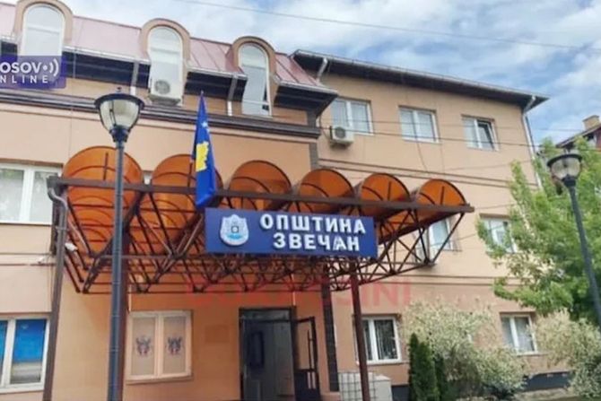 Na zgradu opštine Zvečan postavljena kosovska zastava