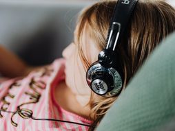 dete muzika dete sluša muziku