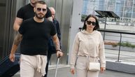 Lazić "uhvaćen" sa suprugom na aerodromu u opuštenom izdanju: Katarina i Darko ukopili stajlinge