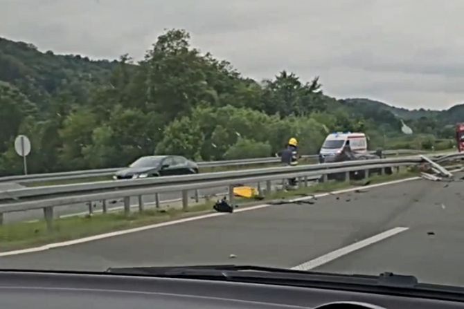 saobraćajna nezgoda, prevrnut automobil, auto-put miloš veliki