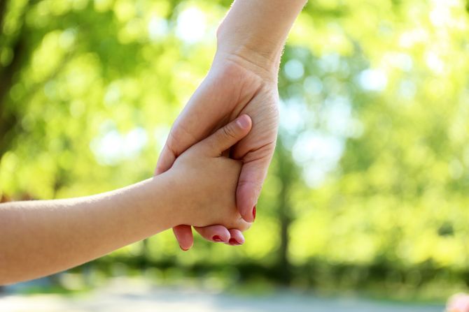 Dete, deca, roditelji, držanje ruku, držanje za ruke, mama i dete Dete, deca, roditelji, držanje ruku, držanje za ruke, mama i dete