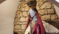 Kako se oblačila srpska srednjovekovna vladarka: Izložba "Zlatne  niti ćirilice" daje mnoge odgovore