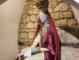 Kostim vladarke od svile i satena iz Artisove kolekcije dizajnirala je prof. dr Danijela Paunović za Artisovu izložbu Gozba u Kulturnom centru Srbije u Parizu.