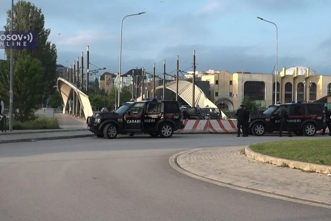 Kfor sa kosovskom policijom u Severnoj Mitrovici i Zvečanu sa opremom za razbijanje demonstracija