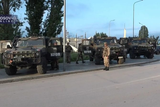 Kfor sa kosovskom policijom u Severnoj Mitrovici i Zvečanu sa opremom za razbijanje demonstracija