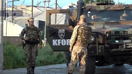 Kfor sa kosovskom policijom u Severnoj Mitrovici i Zvečanu sa opremom za razbijanje demonstracija