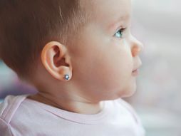 beba sa probušenim ušima