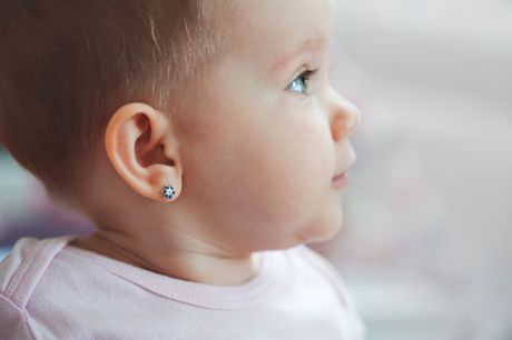 beba sa probušenim ušima