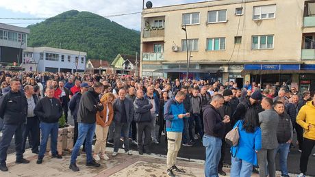 Kfor sa kosovskom policijom u Severnoj Mitrovici i Zvečanu sa opremom za razbijanje demonstracija