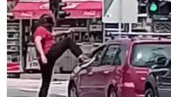 Čovek brutalno šutira automobil koji stoji na semaforu: Zastrašujuće ponašanje u Stepojevcu