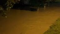 U Hadžićima tokom noći pala velika količina kiše: Na ulicama se stvorile bujične poplave