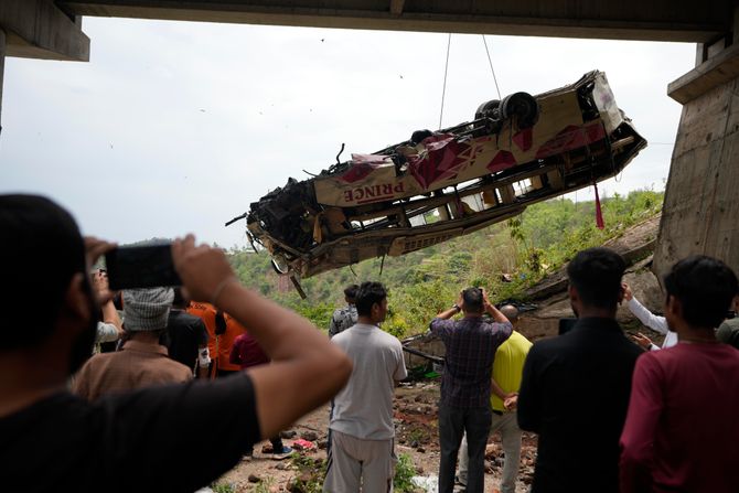 Indija autobus udes saobraćajna nesreća Kašmir