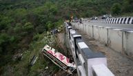 Autobus sleteo s mosta u Indiji: Poginulo desetak ljudi, više od 50 povređenih