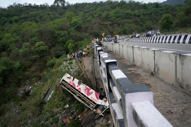 Indija autobus udes saobraćajna nesreća Kašmir