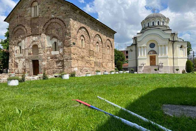 LIPLJAN CRKVA ZASTAVA