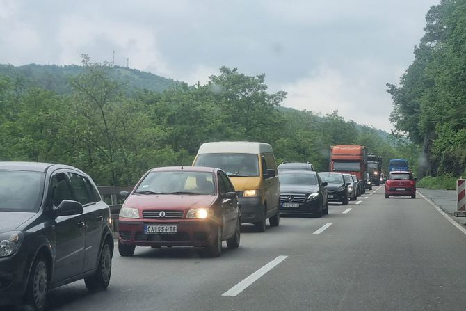 Preko 1000 kubika zemlje i kamenja sručilo se na magistralni put kod Nove Varoši