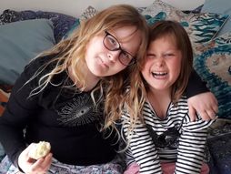 Lucinda Hart i ćerke