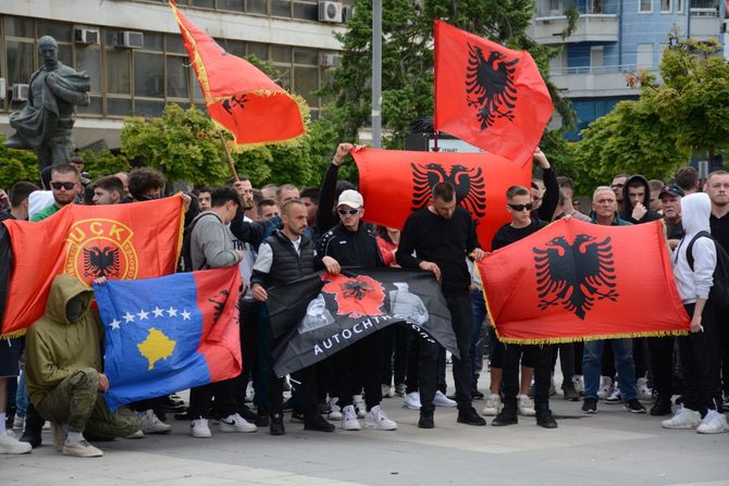 Marš na sever, Albanci, Most na Ibru, UČK