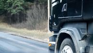 Divan gest u Novom Sadu: Vozač izašao iz kamiona i pomogao pešaku