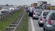 Teška nesreća na auto-putu kod Batajnice, auto sleteo s puta i prevrnuo se