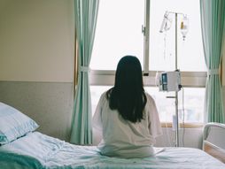 Bolnica devojka žena  lečenje bolesnička soba infuzija