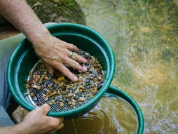 Prosejavanje zlata materijala iskopavanje zlata zlato