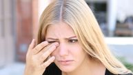 Da li je i koliko opasno trljanje očiju? Doktor objašnjava kako dolazi do slepila